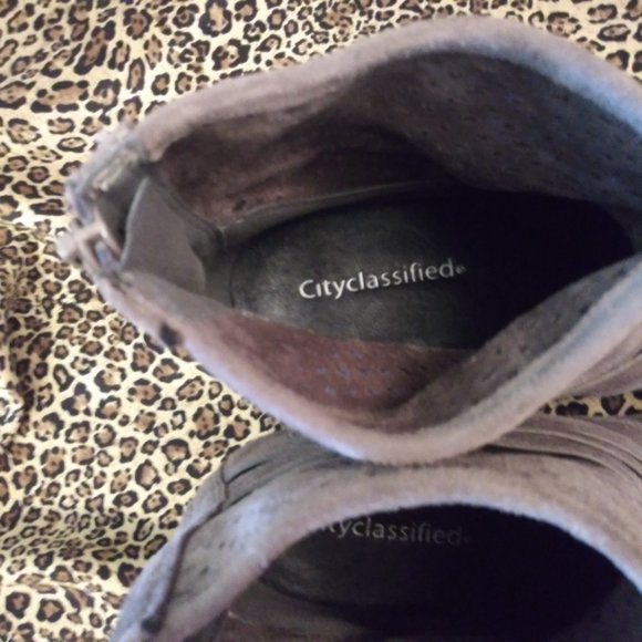 2138 Size 8 City Classified Ankle Boots - Picture 4 of 7